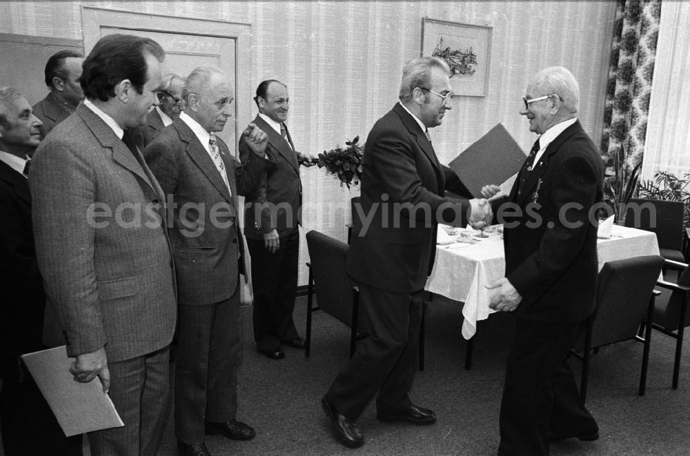 GDR picture archive: Berlin - Gratulationscour bei Genosse. K. Naumann für Genosse Frenzel. Naumann gratuliert Frenzel, dahinter Offizielle schauen zu.