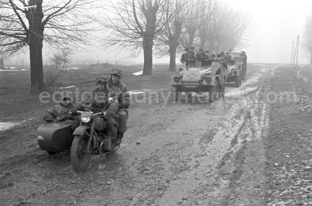 GDR picture archive: Hötensleben - Border police of the GDR during an exercise near Hoetensleben, Saxony-Anhalt in the territory of the former GDR, German Democratic Republic