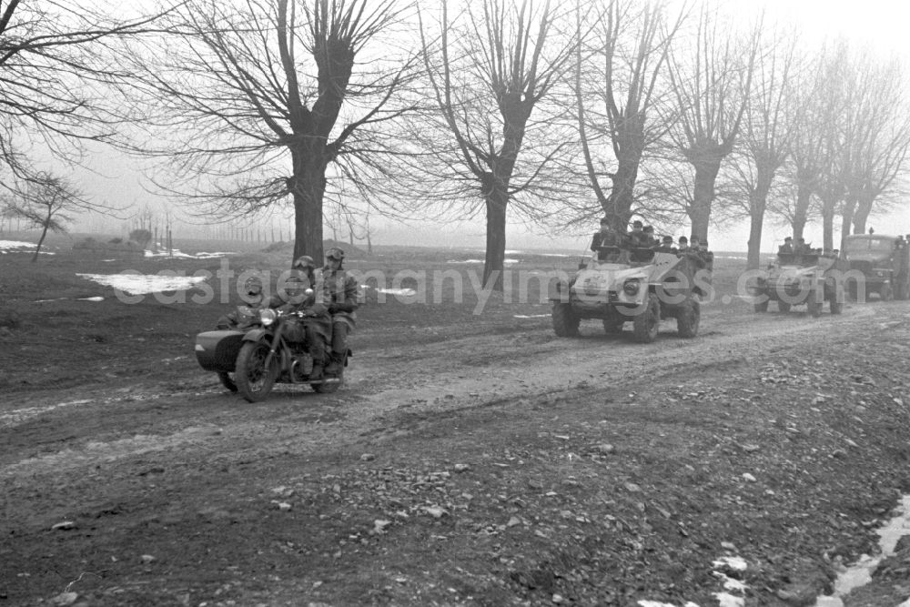 Hötensleben: Border police of the GDR during an exercise near Hoetensleben, Saxony-Anhalt in the territory of the former GDR, German Democratic Republic