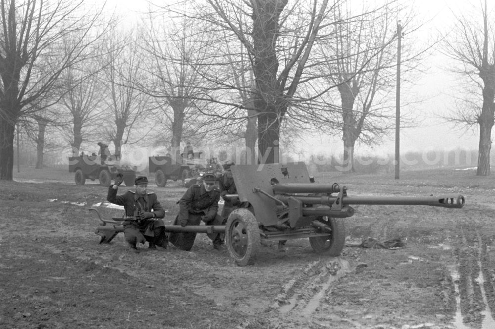 Hötensleben: Border police of the GDR during an exercise near Hoetensleben, Saxony-Anhalt in the territory of the former GDR, German Democratic Republic