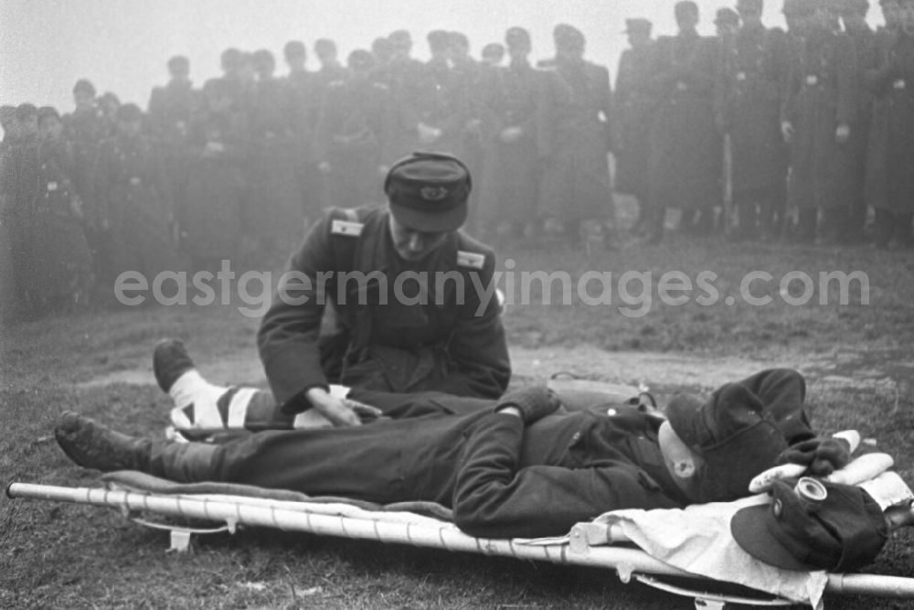 GDR photo archive: Hötensleben - Border police of the GDR during an exercise near Hoetensleben, Saxony-Anhalt in the territory of the former GDR, German Democratic Republic