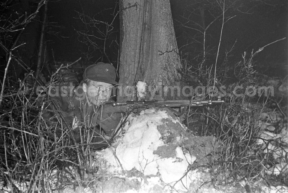 Hötensleben: Border police of the GDR during an exercise near Hoetensleben, Saxony-Anhalt in the territory of the former GDR, German Democratic Republic