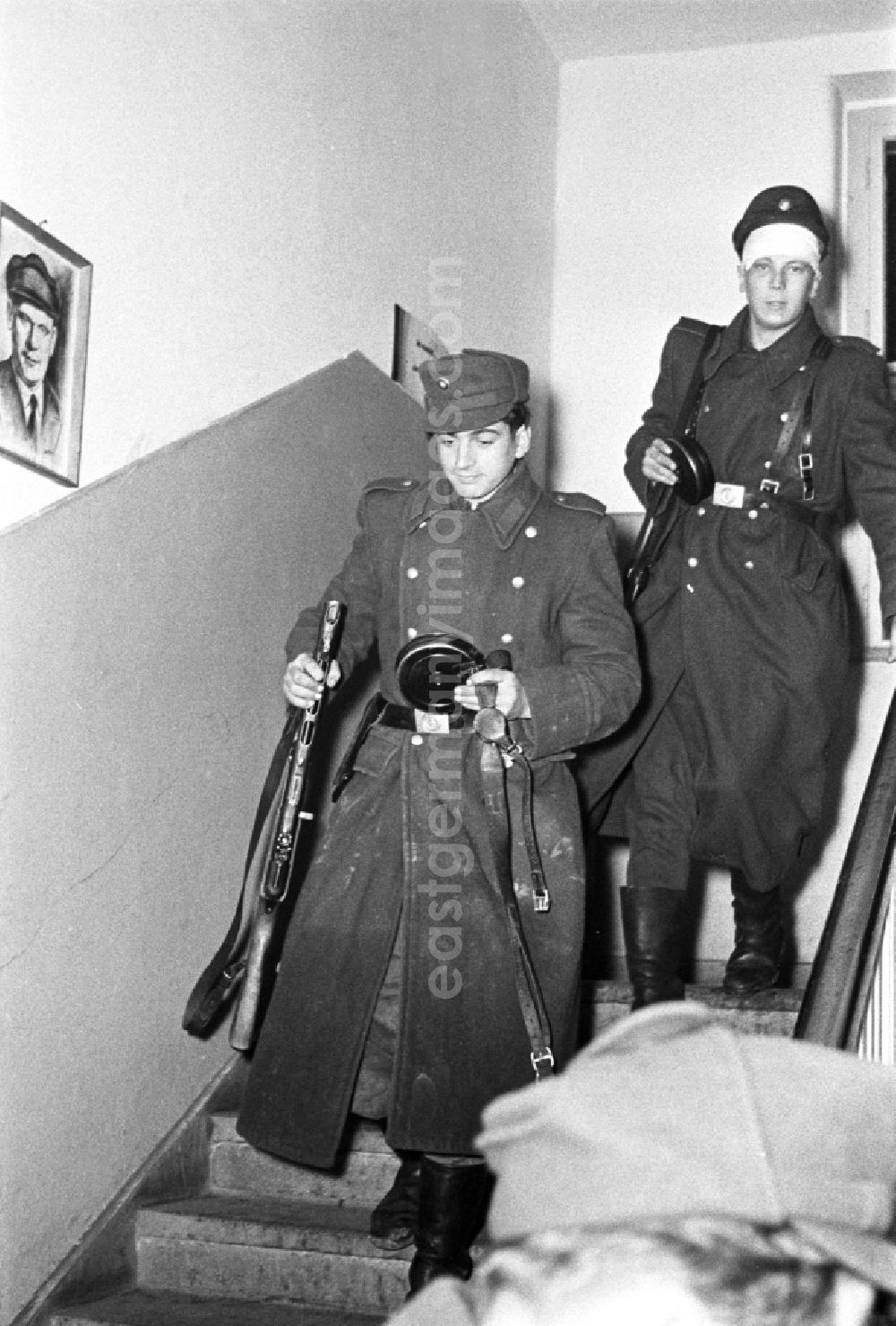 GDR picture archive: Hötensleben - Border police of the GDR arming themselves with assault rifles from an armory during an exercise near Hoetensleben, Saxony-Anhalt in the territory of the former GDR, German Democratic Republic