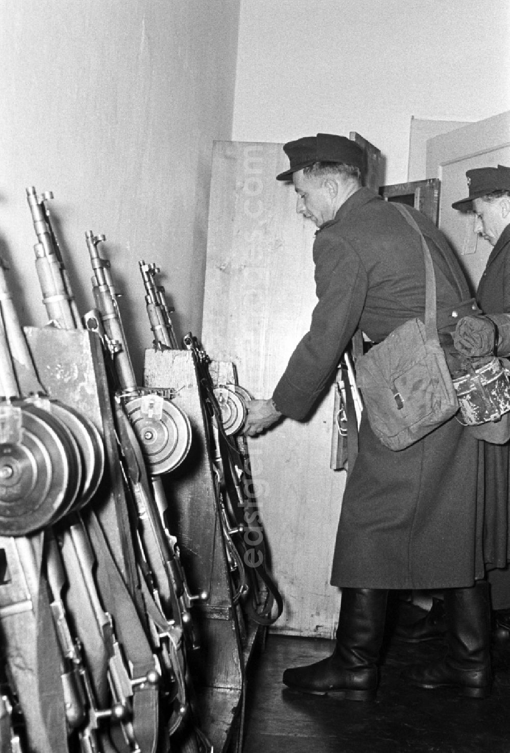 Hötensleben: Border police of the GDR arming themselves with assault rifles from an armory during an exercise near Hoetensleben, Saxony-Anhalt in the territory of the former GDR, German Democratic Republic