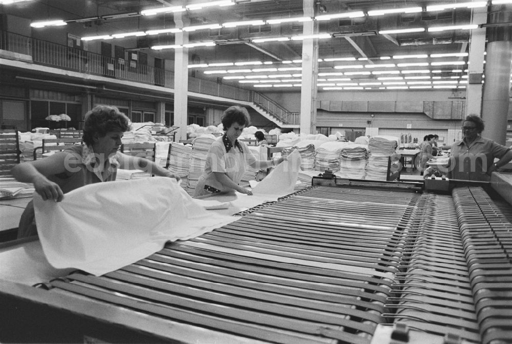 GDR image archive: Chemnitz - Karl-Marx-Stadt - Workplace and factory equipment of the large laundry of the VEB Textilreinigung in Chemnitz - Karl-Marx-Stadt, Saxony in the area of the former GDR, German Democratic Republic