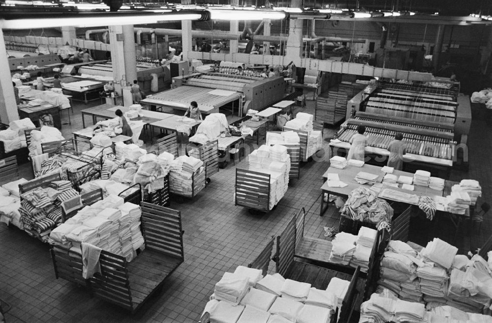 GDR photo archive: Chemnitz - Karl-Marx-Stadt - Workplace and factory equipment of the large laundry of the VEB Textilreinigung in Chemnitz - Karl-Marx-Stadt, Saxony in the area of the former GDR, German Democratic Republic