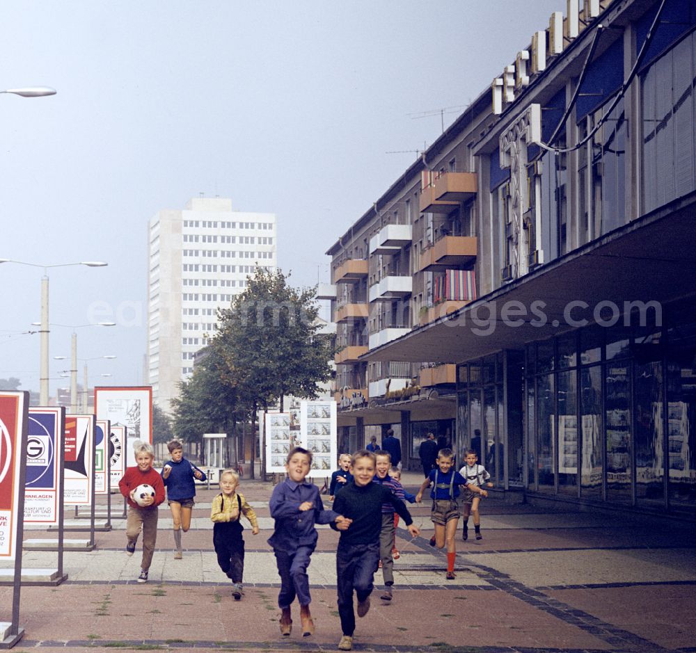 GDR picture archive: Frankfurt (Oder) - Children and young people having fun playing ball on Karl-Marx-Strasse in Frankfurt (Oder), Brandenburg in the area of the former GDR, German Democratic Republic