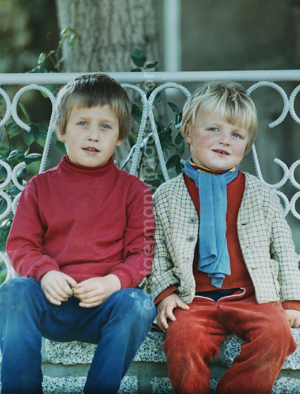 GDR photo archive: Bautzen - Fun and games for children and teenagers on a public bench in Bautzen, Saxony on the territory of the former GDR, German Democratic Republic