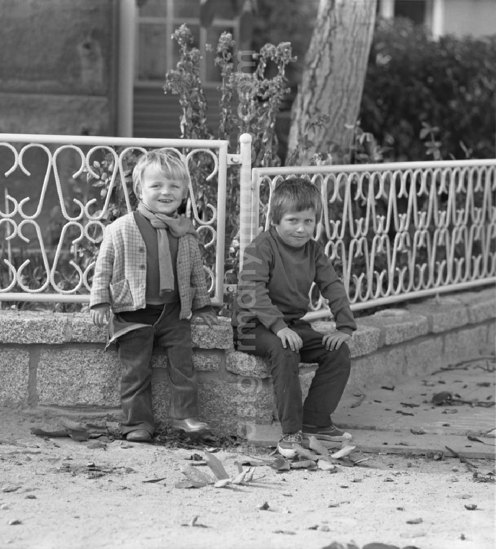 GDR picture archive: Bautzen - Fun and games for children and teenagers on a public bench in Bautzen, Saxony on the territory of the former GDR, German Democratic Republic