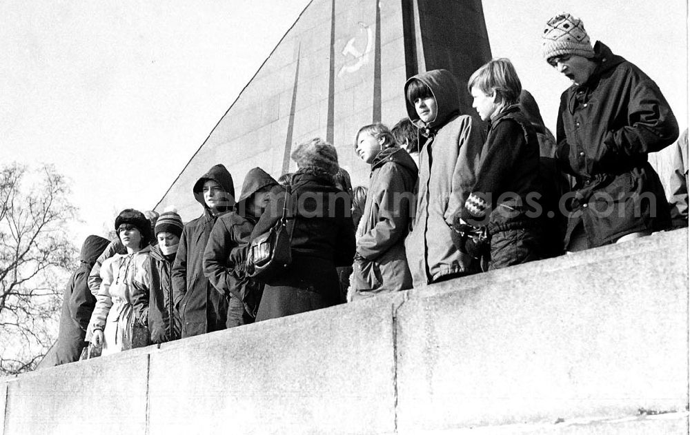 GDR picture archive: Berlin (Treptow) - 1985 Gruppenfoto Schülerklasse am sowjetischen Ehrendenkmal, Berlin (Treptow)