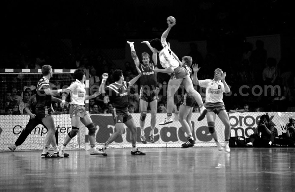 GDR image archive: - Handball: Magdeburg - Gummersbach Umschlagnummer: 7527