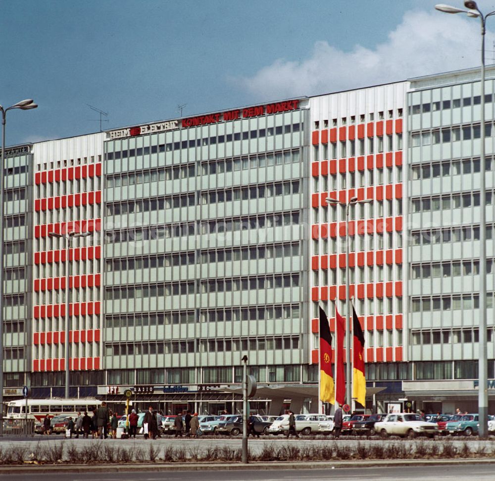 Berlin: Autos parken vor dem neu errichteten Haus der Elektroindustrie in Berlins neuer Mitte. Gebäude wie diese und eine großflächige Umgestaltung des Alex sollten Ost-Berlin als Hauptstadt der DDR das Antlitz einer sozialistischen Großstadt verleihen.