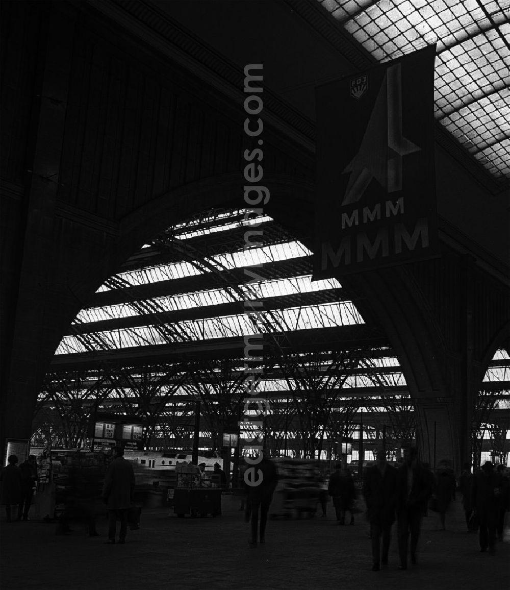 GDR picture archive: Leipzig - westliche Querhalle des Bahnhofes mit Messewerbung (FDJ).