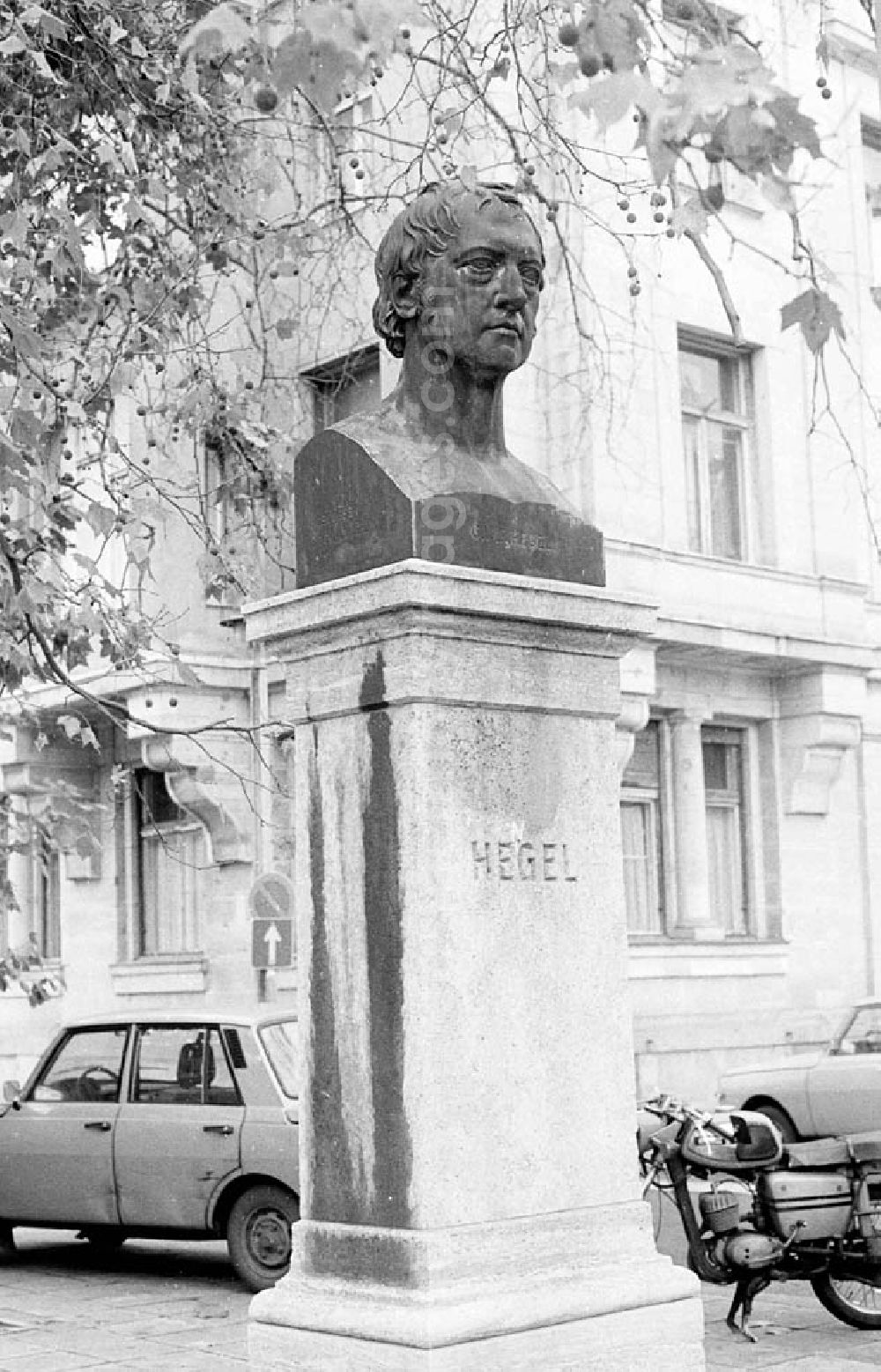 GDR picture archive: Berlin Mitte - 5.11.1986 Hegel - Denkmal Berlin - Mitte Umschlagnr.:12