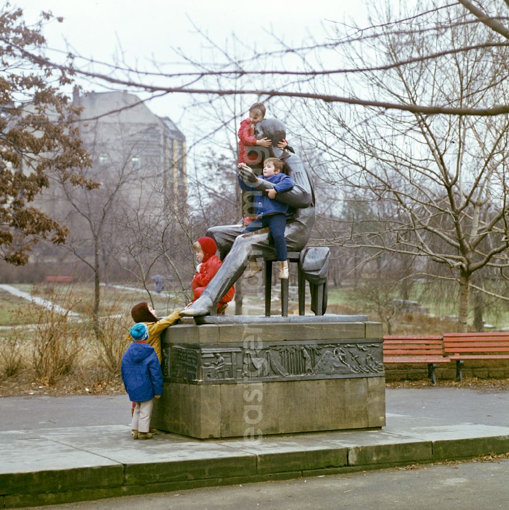 GDR picture archive: Berlin - Heinrich Heine Memorial in Weinbergspark in the Mitte district of Berlin East Berlin on the territory of the former GDR, German Democratic Republic