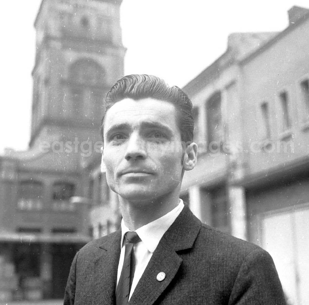 GDR photo archive: Berlin - Heinz Gottschalk Kranfahrer im VEB Transformatorenwerk Karl Liebknecht.