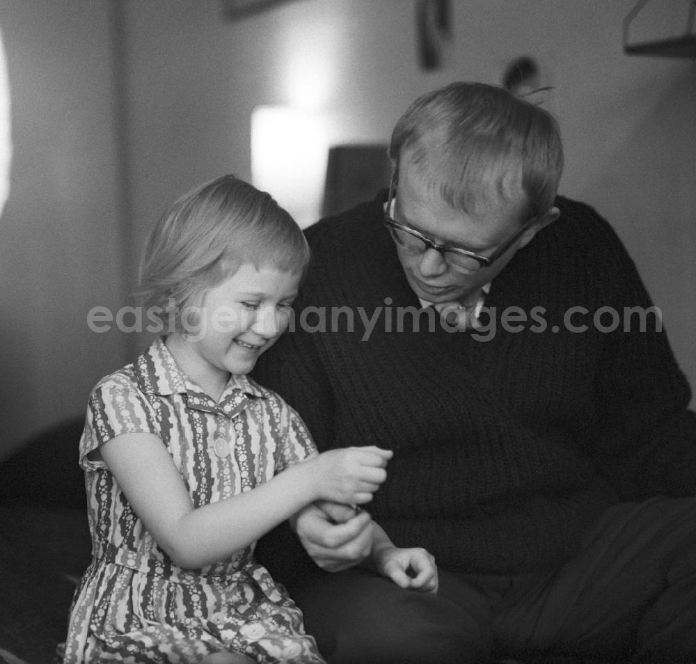 GDR image archive: Berlin - Der bekannte DDR-Schriftsteller Heinz Kahlau und seine Tochter Christine in ihrer Wohnung in Berlin.