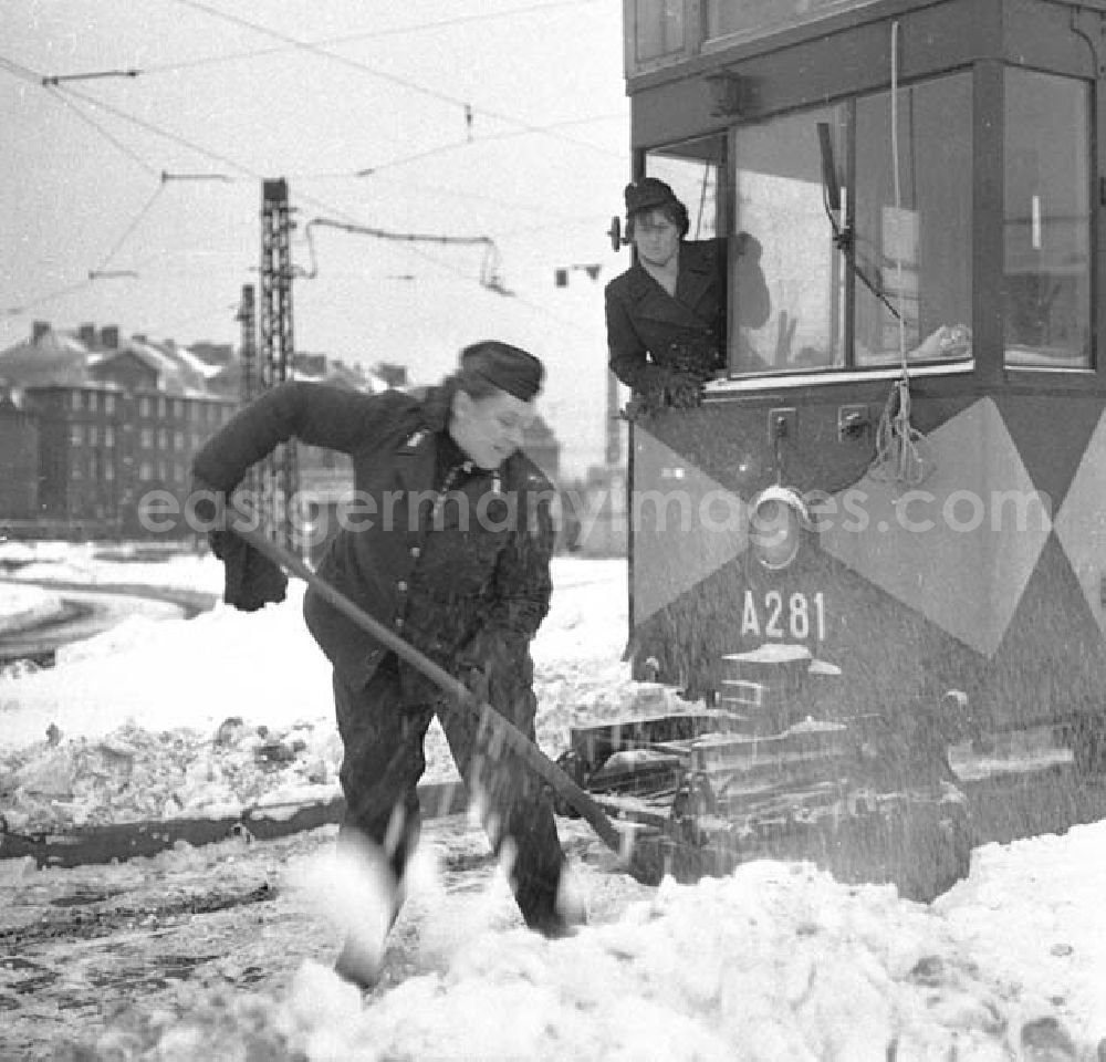 GDR image archive: Berlin - Helden kalter Tage, Ingeberg Kreisler u. Dipl. Ing. Jutta Bauer versuchen die Schneemassen zu bendigen.