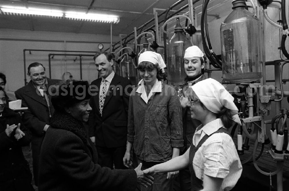 GDR photo archive: Rostok - Heng Somrin (Kambodscha) besucht Bauern im Rostok. (355A)