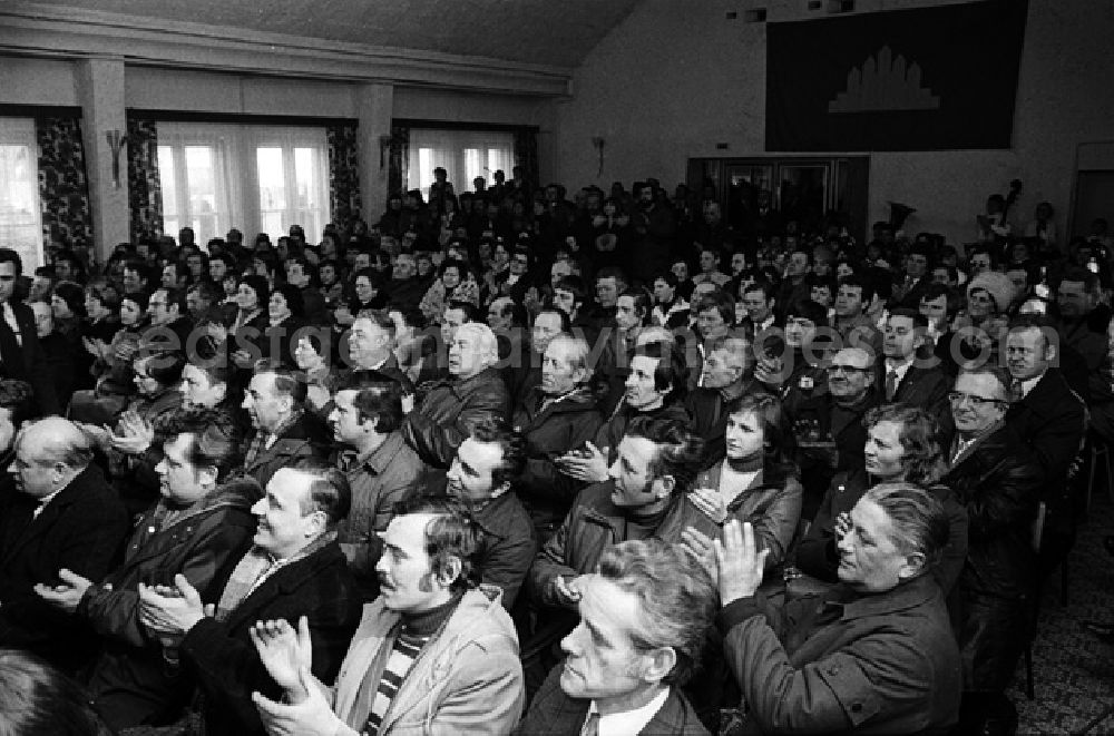 GDR picture archive: Rostok - Heng Somrin (Kambodscha) besucht Bauern im Rostok. (355A)