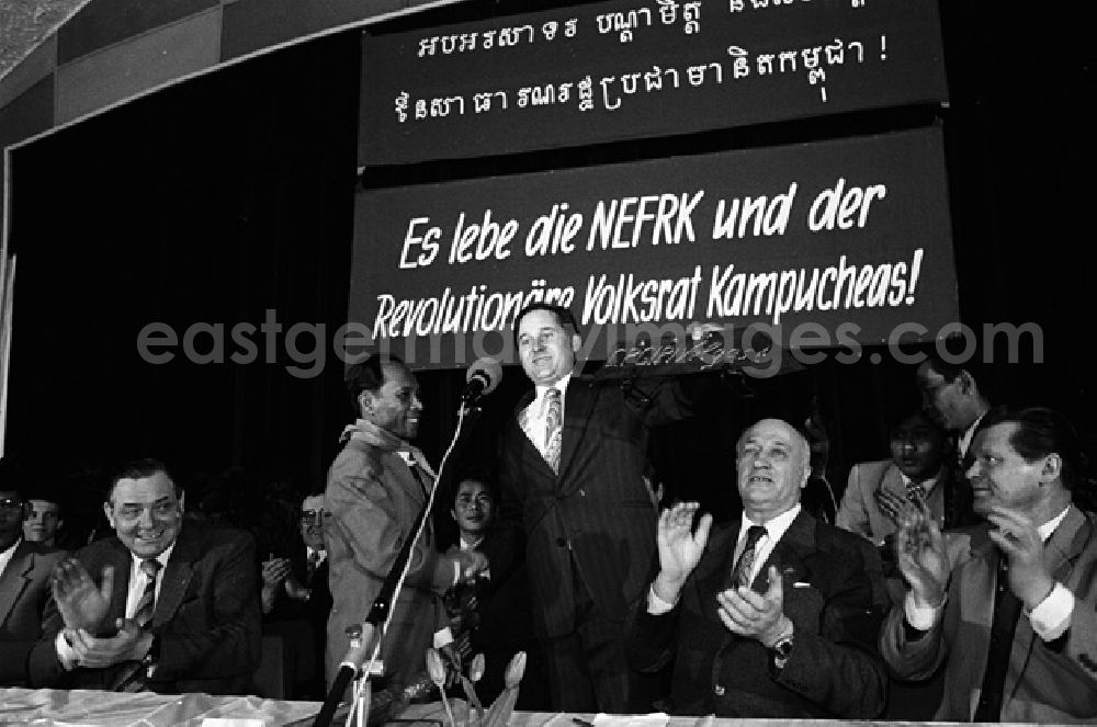 GDR photo archive: Rostok - Heng Somrin (Kambodscha) besucht Bauern im Rostok. (355A)