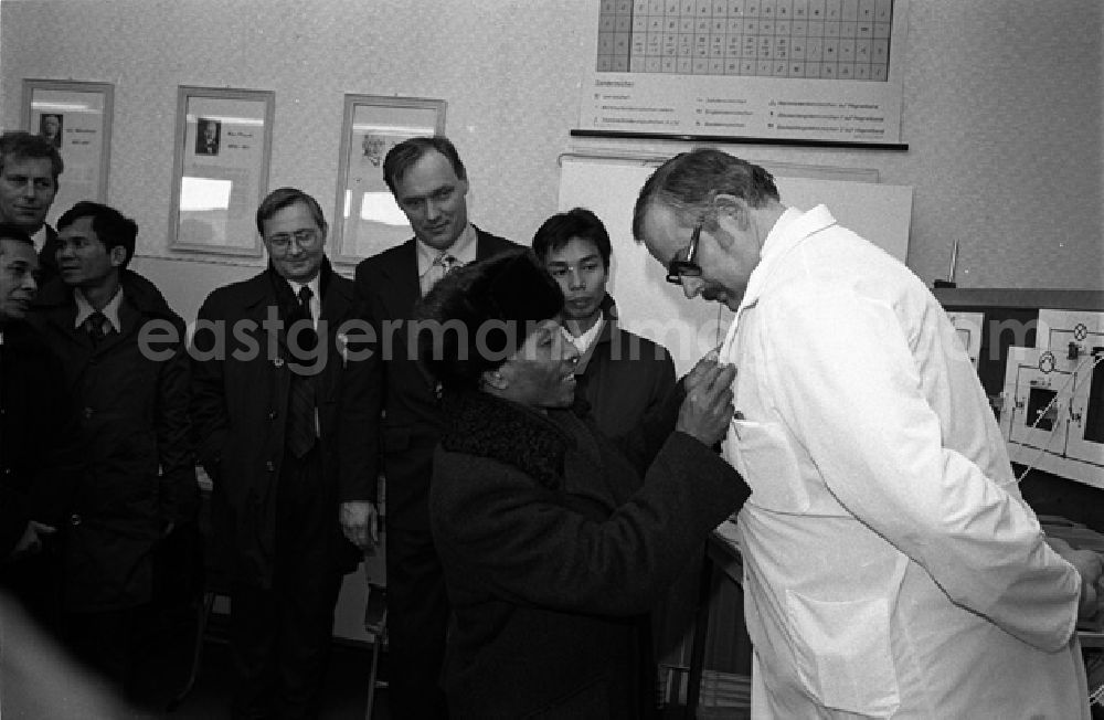 GDR picture archive: Rostok - Heng Somrin (Kambodscha) besucht Bauern im Rostok. (355A)