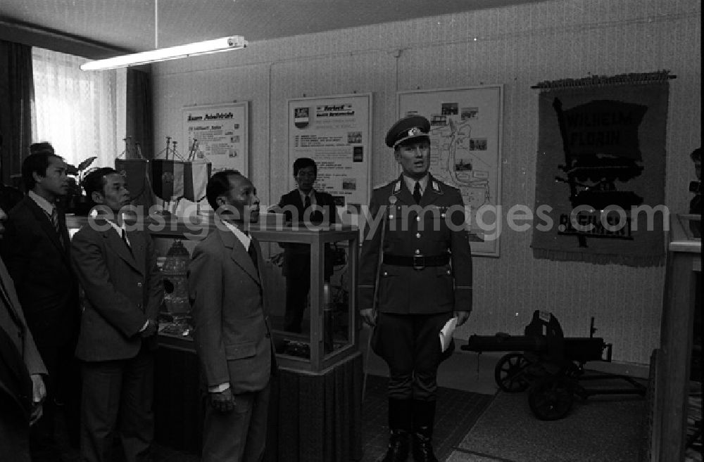 Rostok: Heng Somrin (Kambodscha) besucht Soldaten im Rostok. (355A)