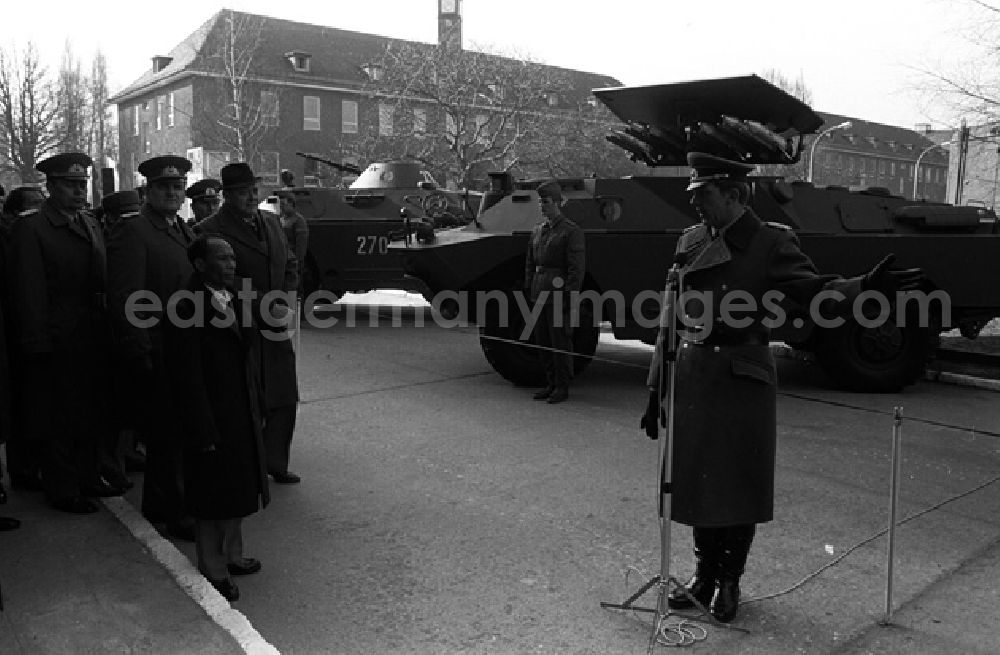 GDR image archive: Rostok - Heng Somrin (Kambodscha) besucht Soldaten im Rostok. (355A)