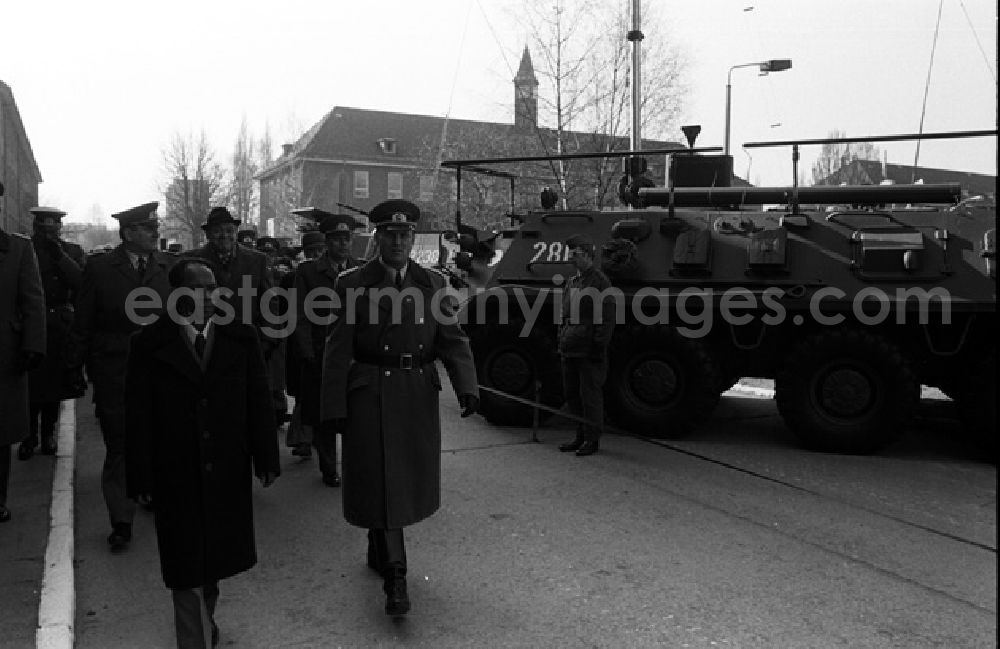 GDR photo archive: Rostok - Heng Somrin (Kambodscha) besucht Soldaten im Rostok. (355A)