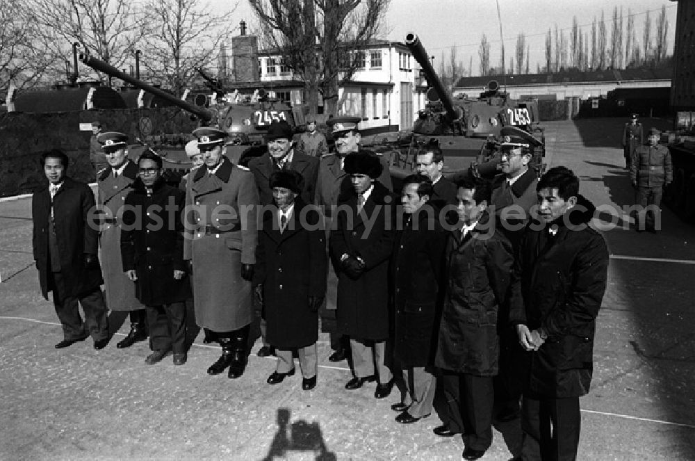 GDR picture archive: Rostok - Heng Somrin (Kambodscha) besucht Soldaten im Rostok. (355A)