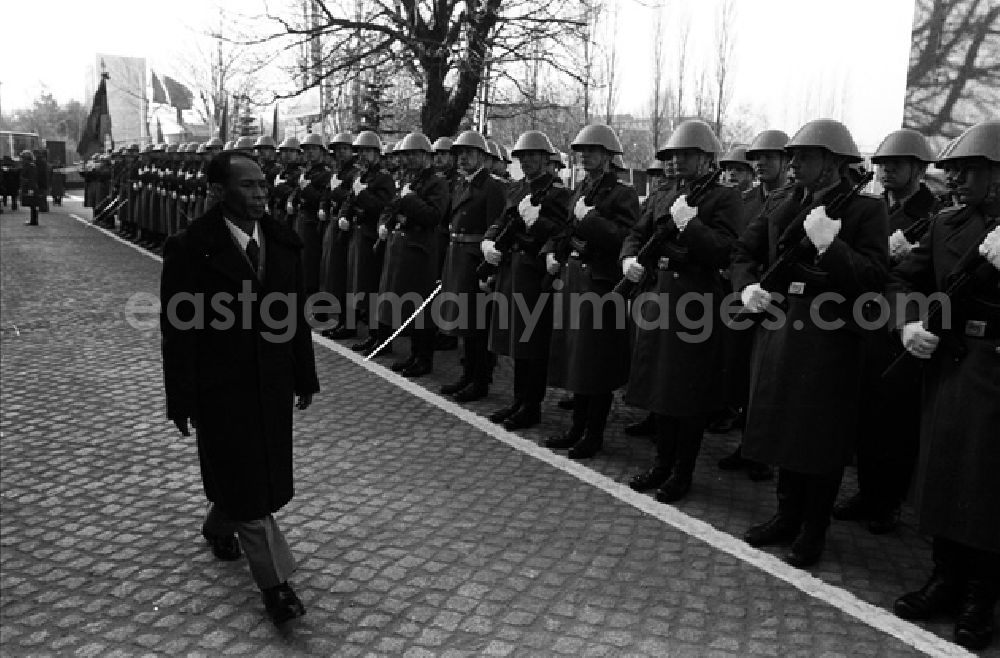 GDR photo archive: Rostok - Heng Somrin (Kambodscha) besucht Soldaten im Rostok. (355A)