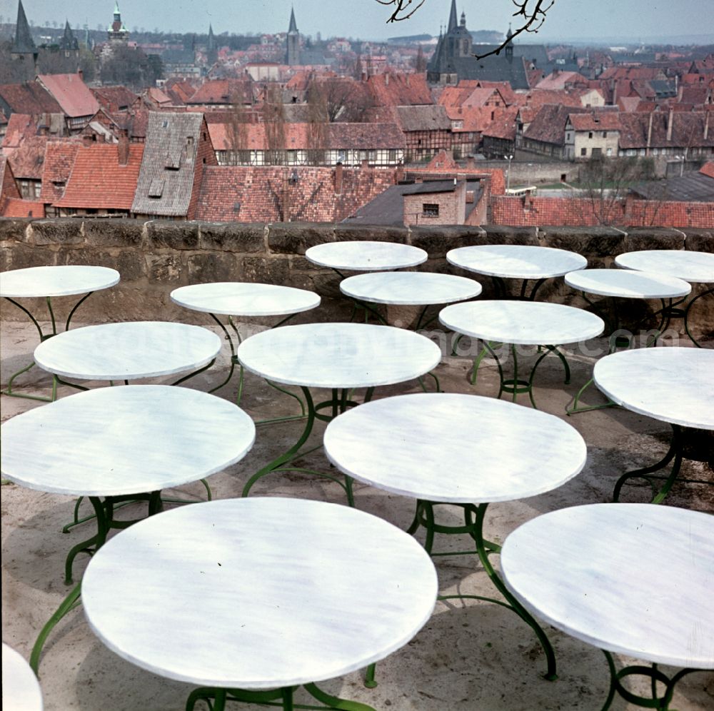 GDR photo archive: Quedlinburg - Season preparation on a restaurant terrace in the historic old town in the city center of Quedlinburg, Saxony-Anhalt in the area of the former GDR, German Democratic Republic