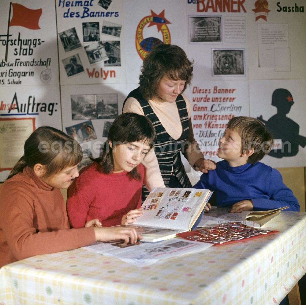 GDR picture archive: Berlin - Supervision of pupils within the framework of the after-school care and working group for German-Soviet friendship on the street Schmoeckwitzwerder Sued in the district of Schmoeckwitz in Berlin East Berlin in the area of the former GDR, German Democratic Republic