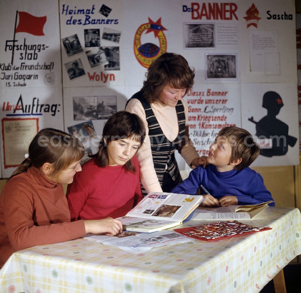 Berlin: Supervision of pupils within the framework of the after-school care and working group for German-Soviet friendship on the street Schmoeckwitzwerder Sued in the district of Schmoeckwitz in Berlin East Berlin in the area of the former GDR, German Democratic Republic