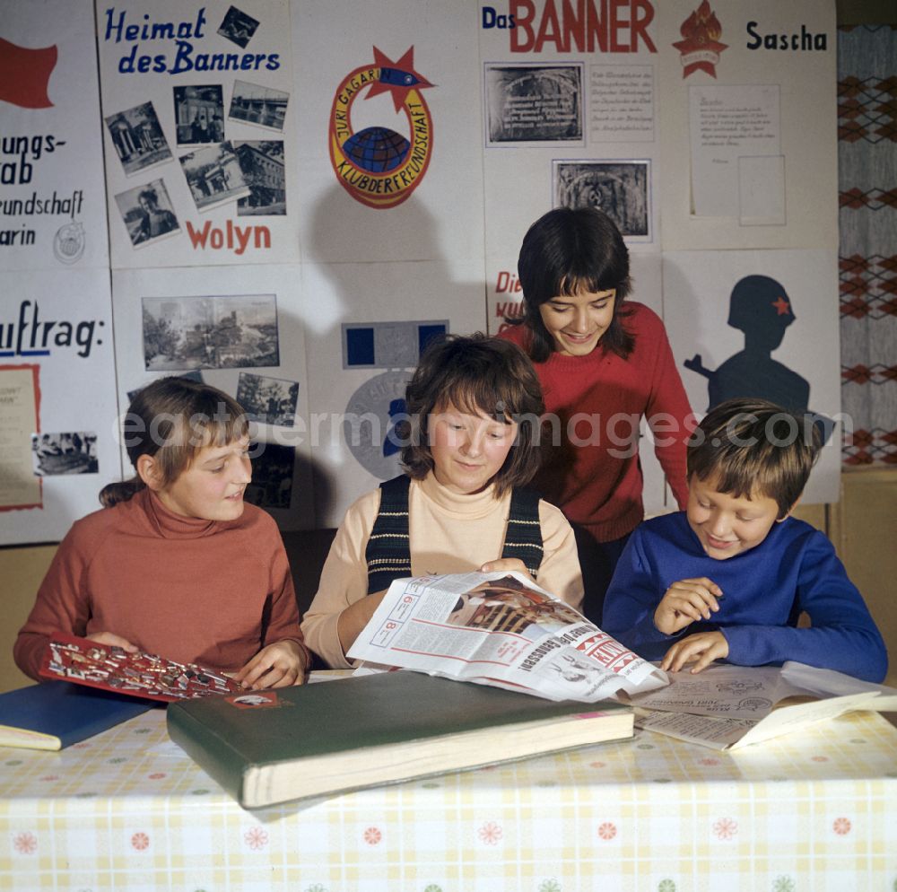 GDR image archive: Berlin - Supervision of pupils within the framework of the after-school care and working group for German-Soviet friendship on the street Schmoeckwitzwerder Sued in the district of Schmoeckwitz in Berlin East Berlin in the area of the former GDR, German Democratic Republic