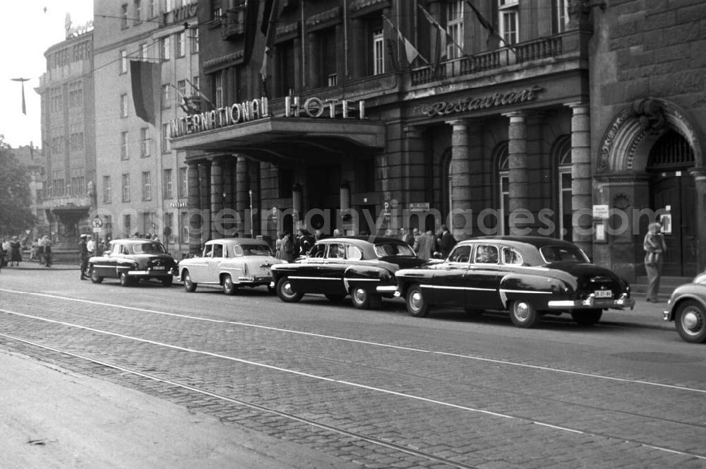 GDR picture archive: Leipzig - Noble Luxuskarossen parken vor dem Hotel International in Leipzig. Das älteste Luxushotel Leipzigs gehörte als Hotel Fürstenhof in der ersten Hälfte des 2