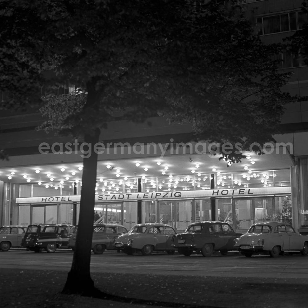 GDR image archive: Leipzig - Hell erleuchtet lädt das Hotel Stadt Leipzig zu einem Besuch ein.