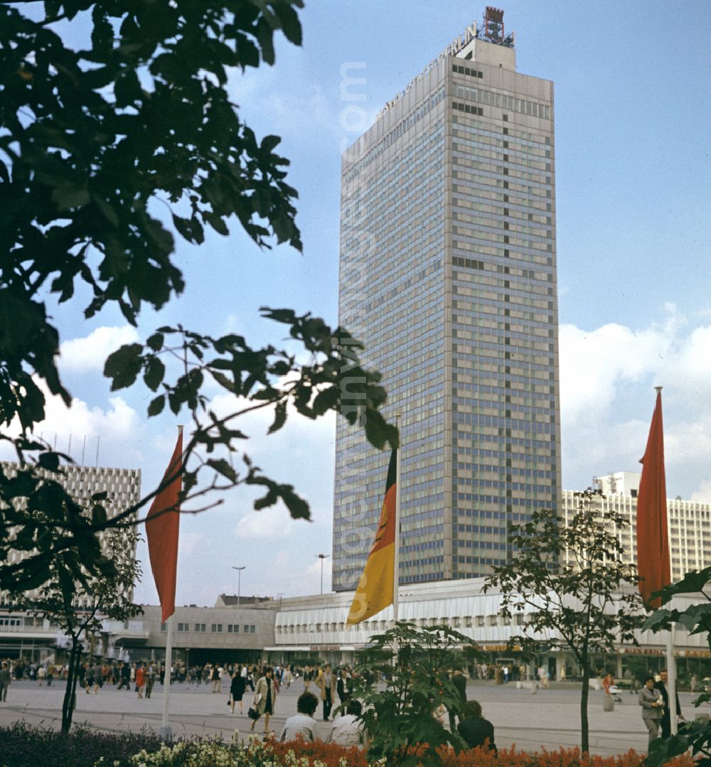 GDR photo archive: Berlin - Hotel building Hotel Stadt Berlin in the Mitte district of Berlin East Berlin on the territory of the former GDR, German Democratic Republic