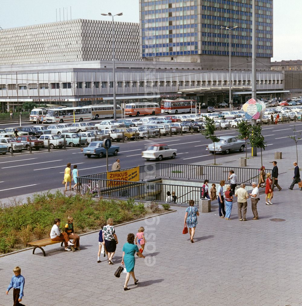 GDR picture archive: Berlin - Hotel building Hotel Stadt Berlin in the Mitte district of Berlin East Berlin on the territory of the former GDR, German Democratic Republic