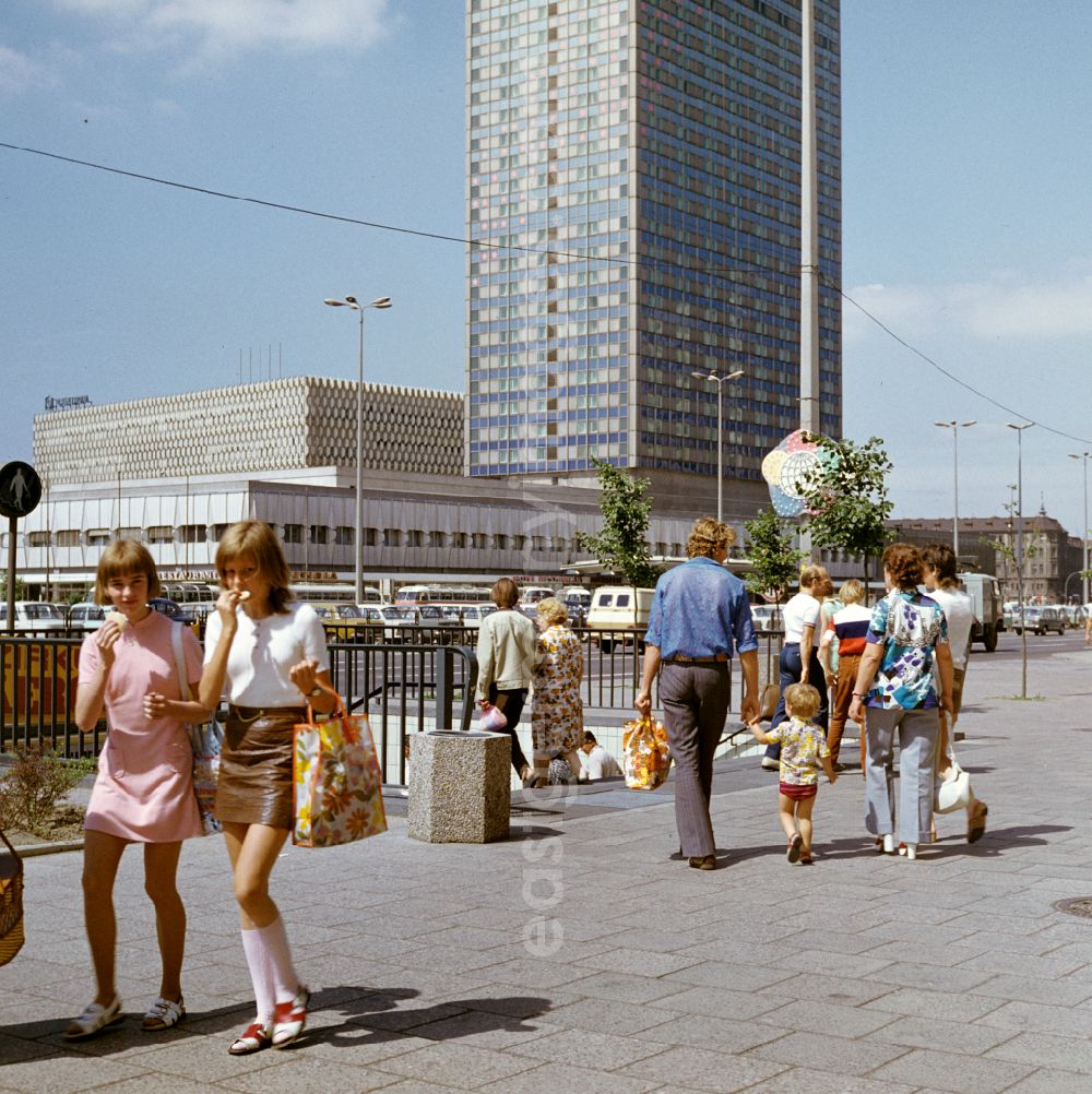 GDR photo archive: Berlin - Hotel building Hotel Stadt Berlin in the Mitte district of Berlin East Berlin on the territory of the former GDR, German Democratic Republic