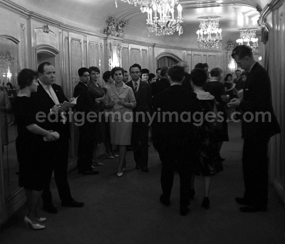 GDR photo archive: Berlin - Die Gäste der Deutschen Staatsoper in Berlin warten in den Gängen vor dem Opernsaal auf den Beginn der Aufführung.
