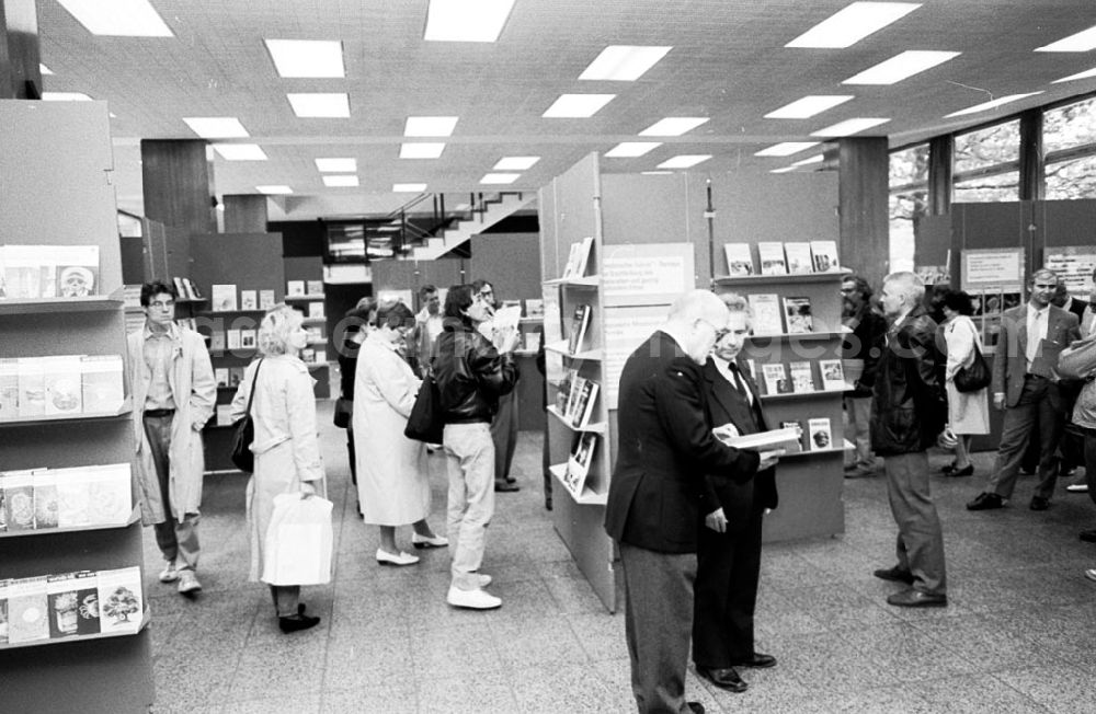 GDR picture archive: Berlin-Mitte - 65 Jahre Urania-Verlag Ausst. Berlin/Stadtbibliothek 06.1