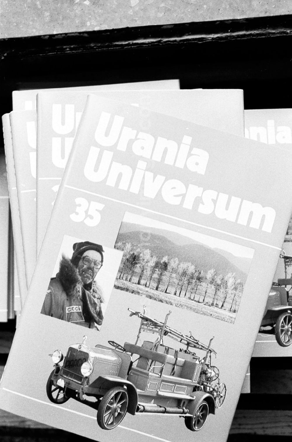 GDR photo archive: Berlin-Mitte - 65 Jahre Urania-Verlag Ausst. Berlin/Stadtbibliothek 06.1