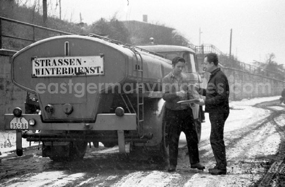 GDR picture archive: Berlin - Januar 1973 Einsatz von Sprühfahrzeugen in Berlin.