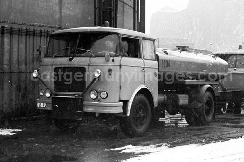 GDR image archive: Berlin - Januar 1973 Einsatz von Sprühfahrzeugen in Berlin.