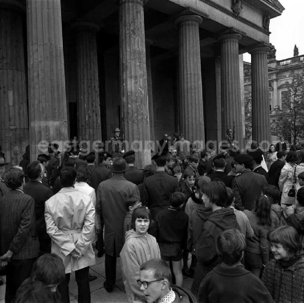 GDR image archive: Berlin - Japanausstellung (Ukiyo) im alten Museum von Berlin.