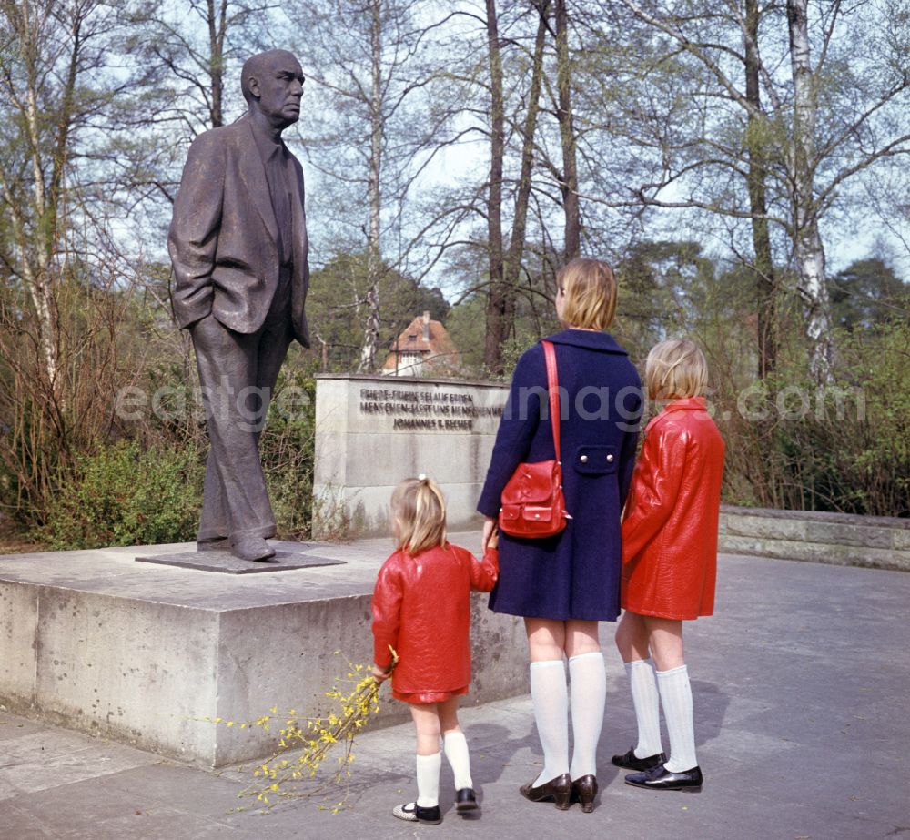 GDR image archive: Bad Saarow - Johannes R. Becher memorial by Fritz Cremer in Bad Saarow, Brandenburg in the territory of the former GDR, German Democratic Republic