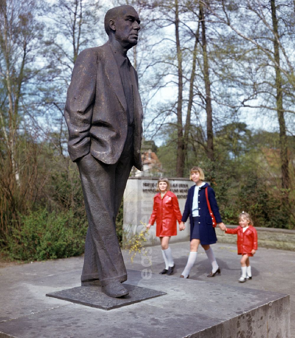 GDR photo archive: Bad Saarow - Johannes R. Becher memorial by Fritz Cremer in Bad Saarow, Brandenburg in the territory of the former GDR, German Democratic Republic