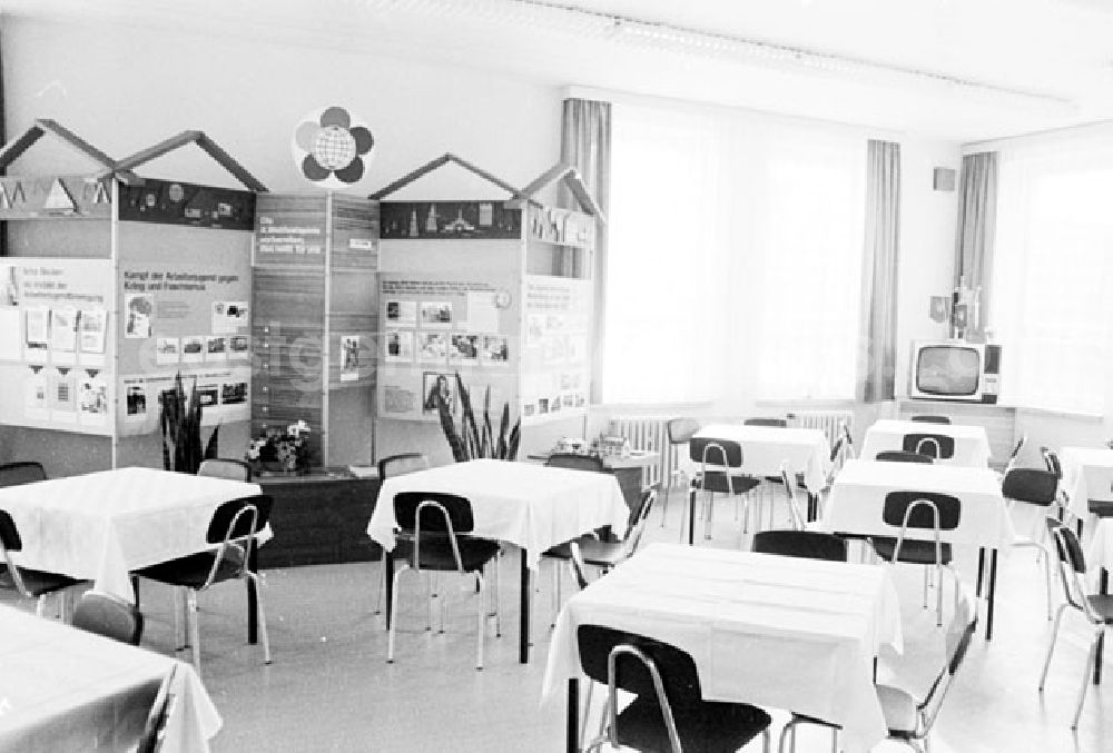 GDR image archive: Arnsprung - Februar 1973 Jugendhergerge im reizvollem Tal in der Erzgebirgsgemeinde Arnsprung eröffnet. Blick in den Speisesaal, der modernen Küche und der Aussenansicht des Geländes.