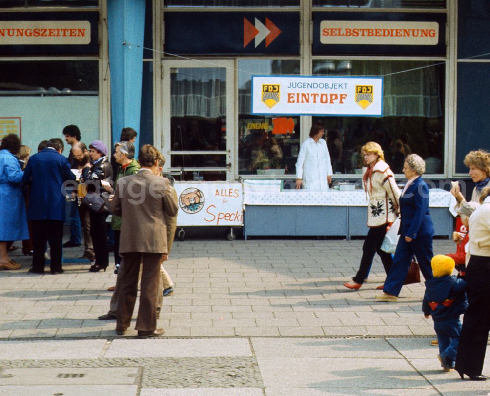 GDR image archive: Berlin - Stand selling stew of the youth object at Alexanderplatz in East Berlin in the area of the former GDR, German Democratic Republic